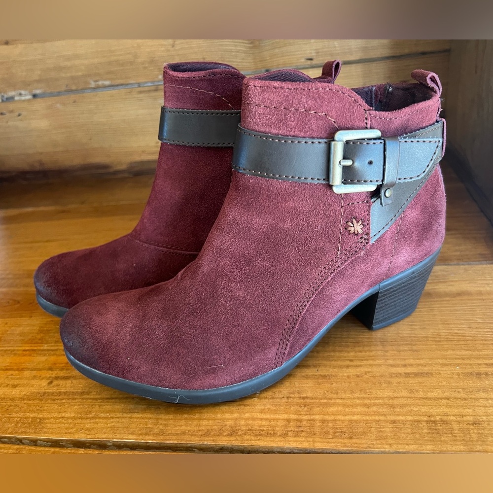 Earth Origins booties in size 9